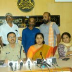 ರವೀಂದ್ರ ಎಂಬ ನಕ್ಸಲ್ ಕಾಡಿನಿಂದ ನಾಡಿಗೆ ಬಂದು ಜಿಲ್ಲಾಧಿಕಾರಿ ಕಛೇರಿಯಲ್ಲಿ ಶರಣಾಗತಿ