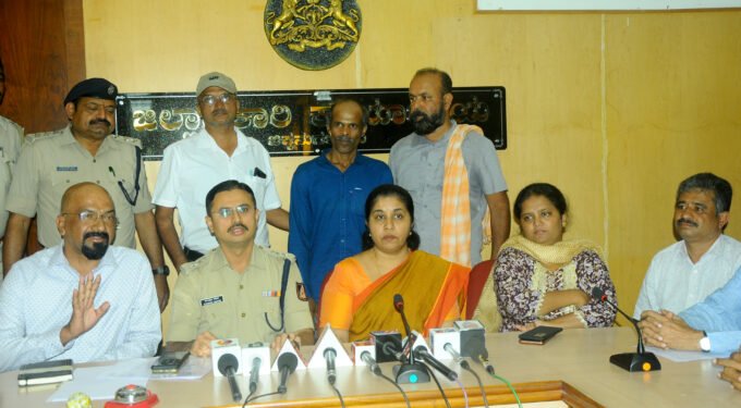 ರವೀಂದ್ರ ಎಂಬ ನಕ್ಸಲ್ ಕಾಡಿನಿಂದ ನಾಡಿಗೆ ಬಂದು ಜಿಲ್ಲಾಧಿಕಾರಿ ಕಛೇರಿಯಲ್ಲಿ ಶರಣಾಗತಿ